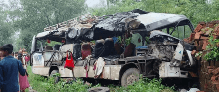 देवघर: कांवड़ियों से भरी बस और ट्रक में भीषण टक्कर, 9 की मौत, 21 घायल