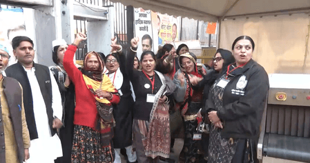 कांग्रेस की दिल्ली रैली में महिला कार्यकर्ताओं ने दिखाया जोश, भाजपा पर साधा निशाना