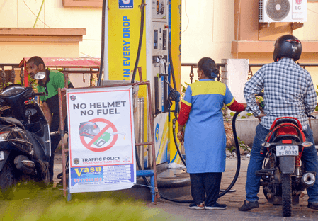 ईंधन की कमी की अफवाहें बेबुनियाद, देश में पर्याप्त पेट्रोल-डीजल और एलपीजी स्टॉक: तेल कंपनियां