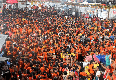 कांधे पर कांवड़ और जुबां पर 'बोल बम' का नारा, सावन की तीसरी सोमवारी पर देवघर में उमड़े शिवभक्त