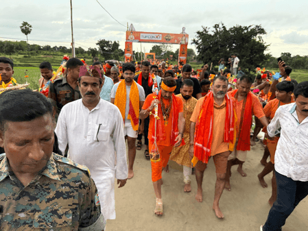 105 किमी की कांवड़ यात्रा पूरी कर देवघर पहुंचे मनोज तिवारी, बाबा बैद्यनाथ को किया जलाभिषेक