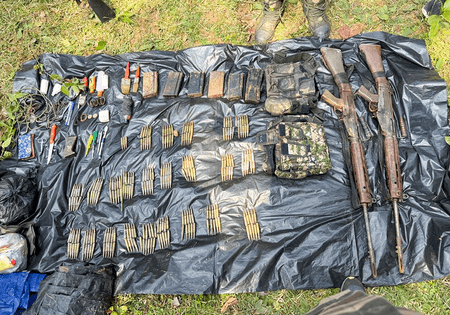 तेलंगाना: एक करोड़ से ज्यादा के इनामी नक्सलियों ने डाले हथियार, मुख्यधारा में लौटने का फैसला