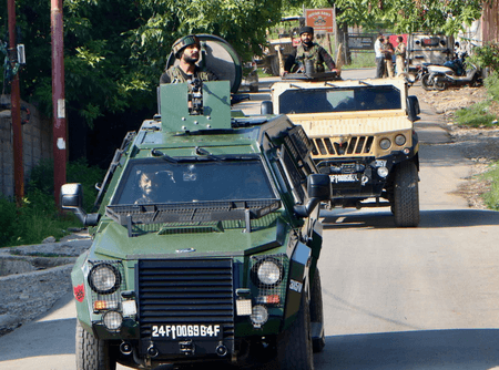 जम्मू-कश्मीर के कुलगाम में आतंकियों के खिलाफ अभियान जारी