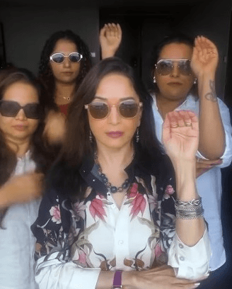 माधुरी दीक्षित की 'कहीं आग लगे लग जावे' पर शानदार डांस, फैंस कर रहे तारीफ