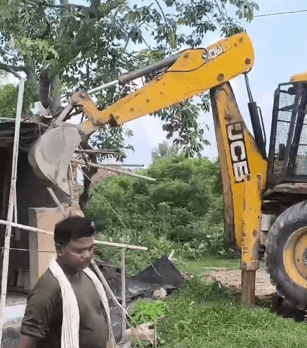 नोएडा के डूब क्षेत्र में प्राधिकरण का बुलडोजर एक्शन, 2,000 वर्गमीटर जमीन अवैध कब्जे से मुक्त