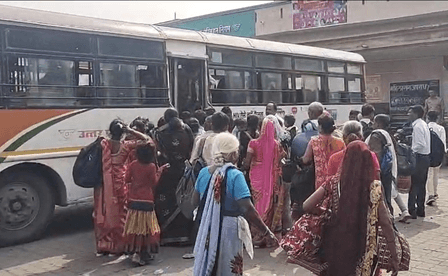 फर्रुखाबाद : भाई दूज की रौनक, भाइयों से मिलने को बेताब दिखीं बहनें