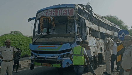 राजस्थान: राजसमंद में भीषण सड़क हादसा, अनियंत्रित बस पलटने से तीन की मौत कई घायल