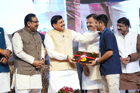 सीएम मोहन यादव ने किया 94 हजार मेधावी छात्रों को लैपटॉप के लिए 25 हजार रुपये की राशि का वितरण