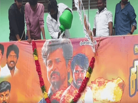 एक्टर शिवकार्तिकेयन की फिल्म 'पराशक्ति' रिलीज, फैंस ने अभिनेता के पोस्टर पर किया दुग्धाभिषेक