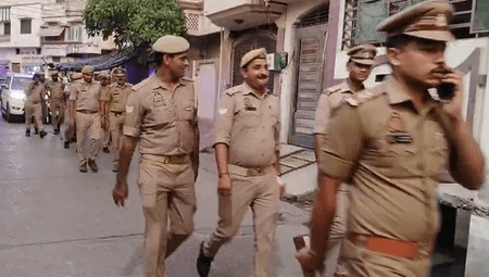 उत्तर प्रदेश : संभल में त्योहारों को लेकर पुलिस ने निकाली फ्लैग मार्च, सीओ ने दी चेतावनी