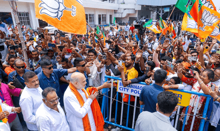 पश्चिम बंगाल : अमित शाह पहुंचे कोलकाता, दक्षिणेश्वर काली मंदिर में की पूजा, नए सीएम के नाम की होगी घोषणा
