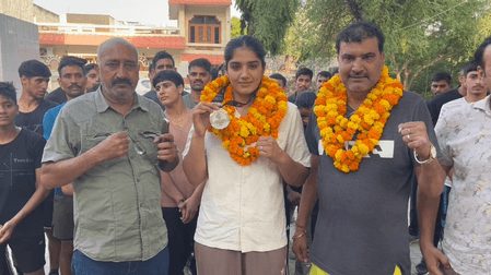 इंग्लैंड से मेडल जीतकर लौटीं नूपुर श्योराण, भिवानी ने किया बॉक्सर बिटिया का स्वागत