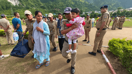 उत्तरकाशी आपदा : धराली में अब तक 367 लोगों का रेस्क्यू, हेलीकॉप्टरों से राहत अभियान तेज