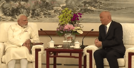 पीएम मोदी ने कम्युनिस्ट पार्टी सचिवालय में सचिव कै क्यू से की मुलाकात