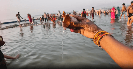 वट सावित्री व्रत और शनि अमावस्या पर प्रयागराज से हरिद्वार तक उमड़ी श्रद्धालुओं की भीड़, स्नान के बाद की पूजा-अर्चना