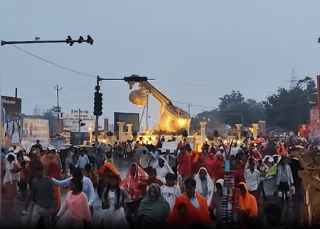 अयोध्या में 14 कोसी परिक्रमा में उमड़ी श्रद्धालुओं की भीड़, बारिश के बावजूद दिखा जबरदस्त उत्साह