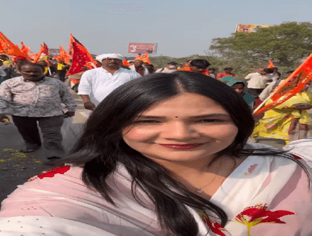 वृंदावन में संतों का आशीर्वाद लेने पहुंचीं सिंगर स्वाति मिश्रा, बाबा बागेश्वर की सनातन पदयात्रा में हुईं शामिल