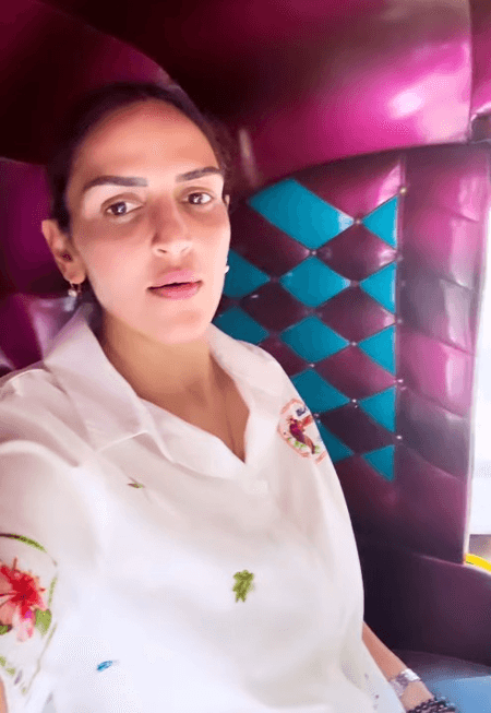 लग्जरी कार छोड़ ऑटो-रिक्शा में बैठीं ईशा देओल, वीडियो किया शेयर