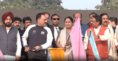 दिल्ली: मुख्यमंत्री रेखा गुप्ता ने 'नमो रन' को दिखाई झंडी