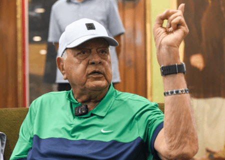 जम्मू-कश्मीर: फारूक अब्दुल्ला पर फायरिंग, सीएम बोले- अल्लाह मेहरबान, बाल-बाल बच गए पिता