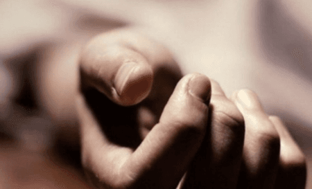 मुंबई में विशाल पेड़ के नीचे दबने से किशोरी की मौत, युवती की हालत गंभीर