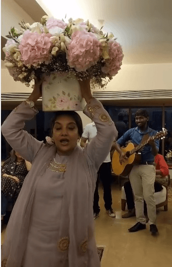 शबाना आजमी ने ताजा की 2018 के जन्मदिन की यादें, सिर पर गुलदस्ता रखकर किया डांस