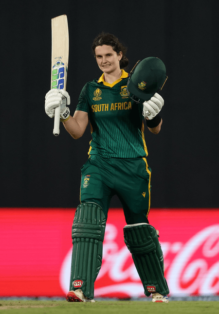 सेमीफाइनल: कप्तान लौरा वोल्वार्ड्ट का यादगार शतक, दक्षिण अफ्रीका ने इंग्लैंड को दिया 320 रन का लक्ष्य