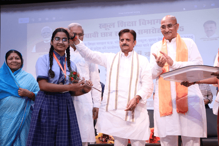 रीवा में मेधावी छात्र-छात्राओं का सम्मान