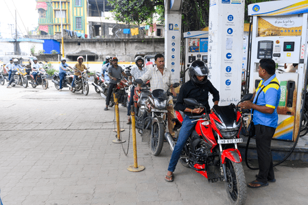 ईंधन की कीमतों में बढ़ोतरी के बाद दिल्ली में पेट्रोल 97.77 रुपए पर पहुंचा, जानें प्रमुख शहरों के भाव