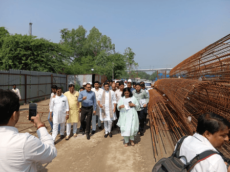 नोएडा में एलिवेटेड रोड परियोजना ने पकड़ी रफ्तार, 50 प्रतिशत काम पूरा, जाम से मिलेगी राहत