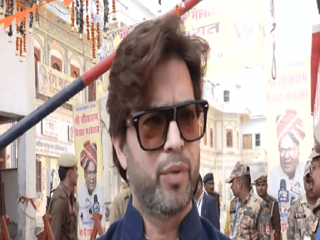 "पहले और आज की अयोध्या में बहुत फर्क," ध्वजारोहण पर रामलला के वस्त्र बनाने वाले डिजाइनर मनीष त्रिपाठी हुए भावुक