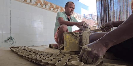 वाराणसी के कुम्हारों के चेहरों पर मुस्कान लौटी, पारंपरिक दीयों की मांग में वृद्धि