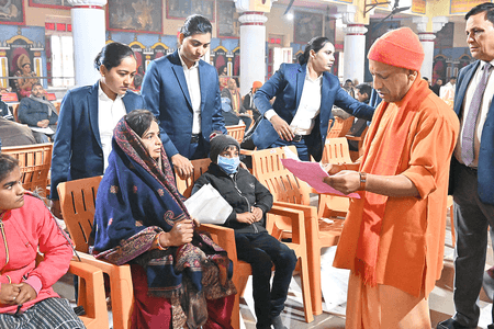 अगर कोई गरीब की जमीन पर कब्जा करे तो उसे ठीक से सबक सिखाया जाए, योगी आदित्यनाथ ने दिए निर्देश