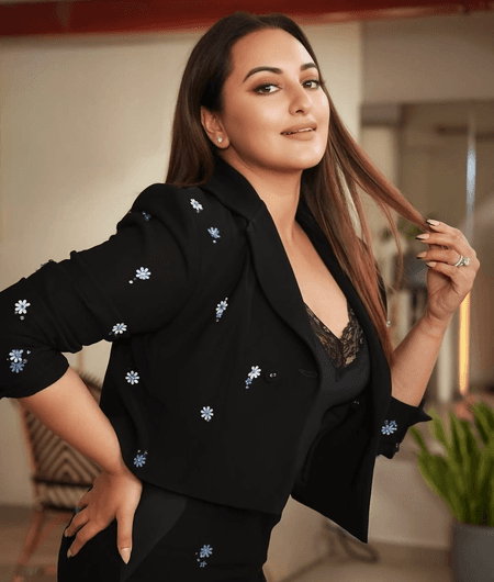 सुप्रीम कोर्ट के फैसले पर सोनाक्षी सिन्हा, जीनत अमान और रूपाली गांगुली ने जताई असहमति