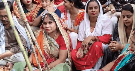 वाराणसी में महिलाओं ने संतान की लंबी उम्र के लिए रखा जितिया व्रत, गंगा घाटों पर उमड़ी सैकड़ों की भीड़