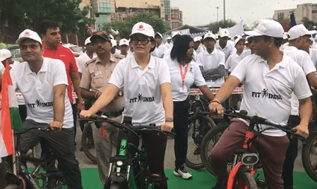 दिल्ली के पश्चिमी जिले में साइक्लोथॉन का आयोजन, डीएम की अपील-रोज फिटनेस के लिए दें एक घंटा