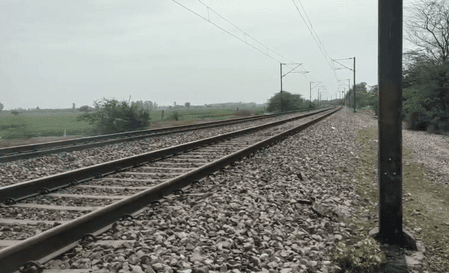 हरदोई में रेलवे ट्रैक पर मिले युवक-युवती के क्षत-विक्षत शव, जांच में जुटी पुलिस