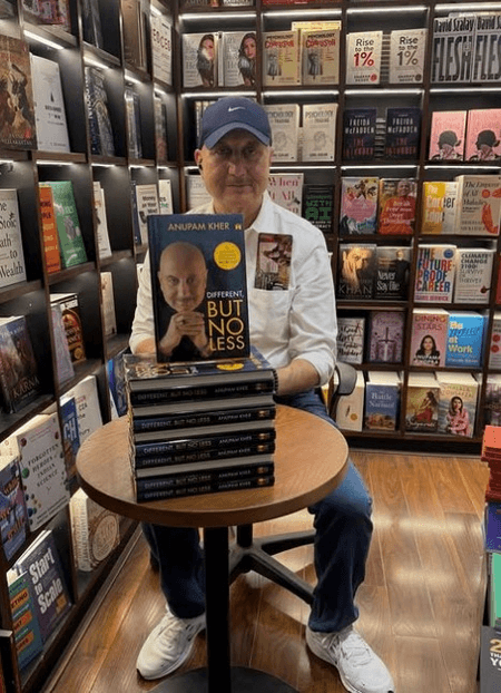 'हिंदी मीडियम का हूं, मगर भाषा नहीं बनी बाधा', बुकस्टोर में अपनी किताबें देखकर इमोशनल हुए अनुपम खेर