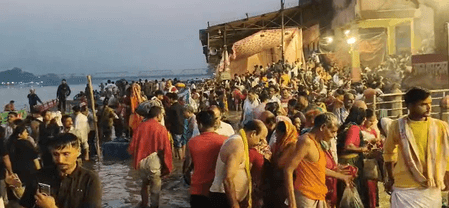 मथुरा में भाई दूज पर उमड़ी भक्तों की भीड़, 1.25 लाख श्रद्धालुओं ने यमुना में डुबकी लगाई