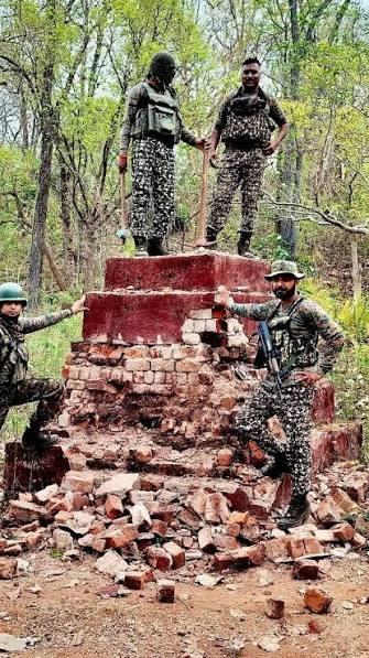 छत्तीसगढ़ : नारायणपुर में सर्च ऑपरेशन के दौरान नक्सल स्मारक तोड़ा गया