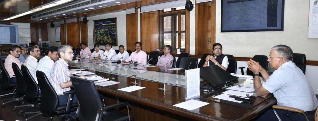 यूपी में ईवी चार्जिंग नेटवर्क के विस्तार की तैयारी, मुख्य सचिव ने विभागों से मांगी भूमि की सूची