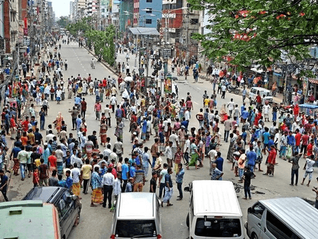 बांग्लादेश: सिंगर अबुल सरकार की रिहाई के लिए छात्र सैकड़ों पर उतरे, प्रदर्शनकरियों पर हमला
