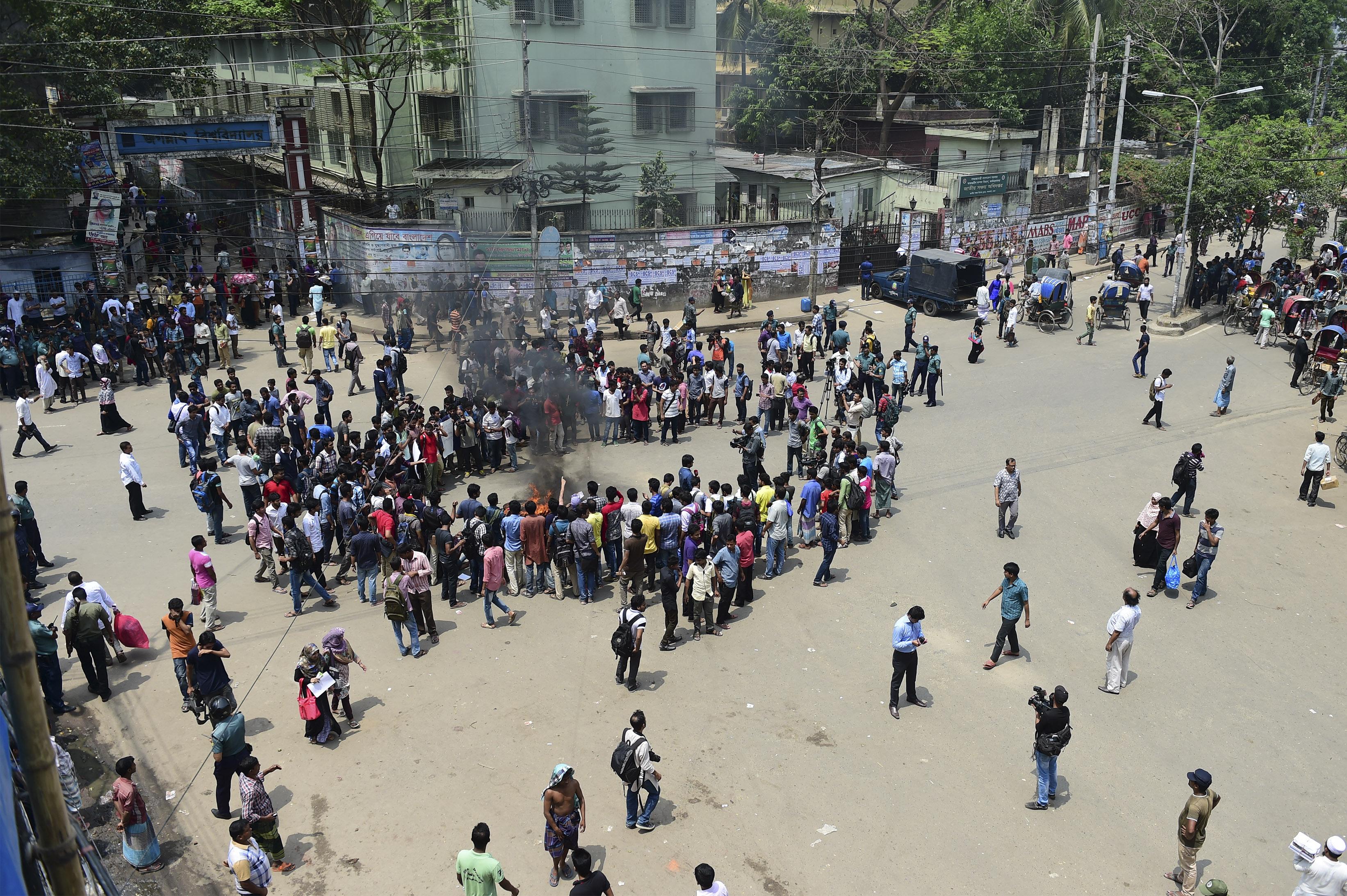 बांग्लादेश: बारिश, परीक्षा और मंत्री की विवादित टिप्पणी पर बवाल, सड़कों पर उतरे जेन-जी