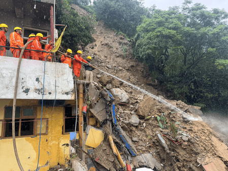 हिमाचल प्रदेश : कुल्लू में भूस्खलन के बाद रेस्क्यू ऑपरेशन तेज, लापता 5 लोगों की तलाश जारी
