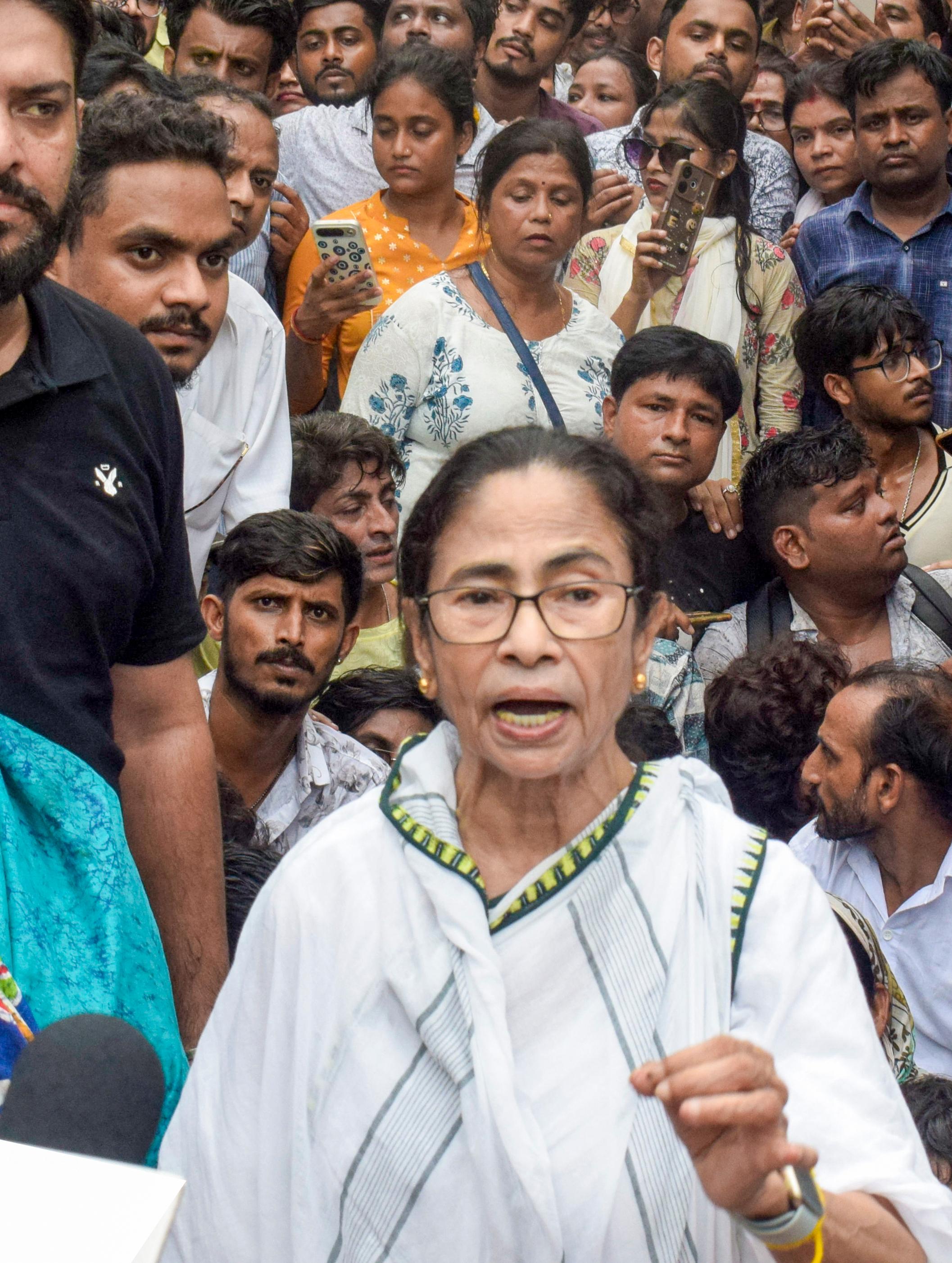 कोलकाता में विरोध मार्च के दौरान ममता बनर्जी ने खोया आपा, पार्टी कार्यकर्ता को जड़ा थप्पड़