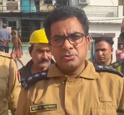 नोएडा के लेबर कैंप में आग लगने के बाद कोई हताहत नहीं, गैस लीक का शक