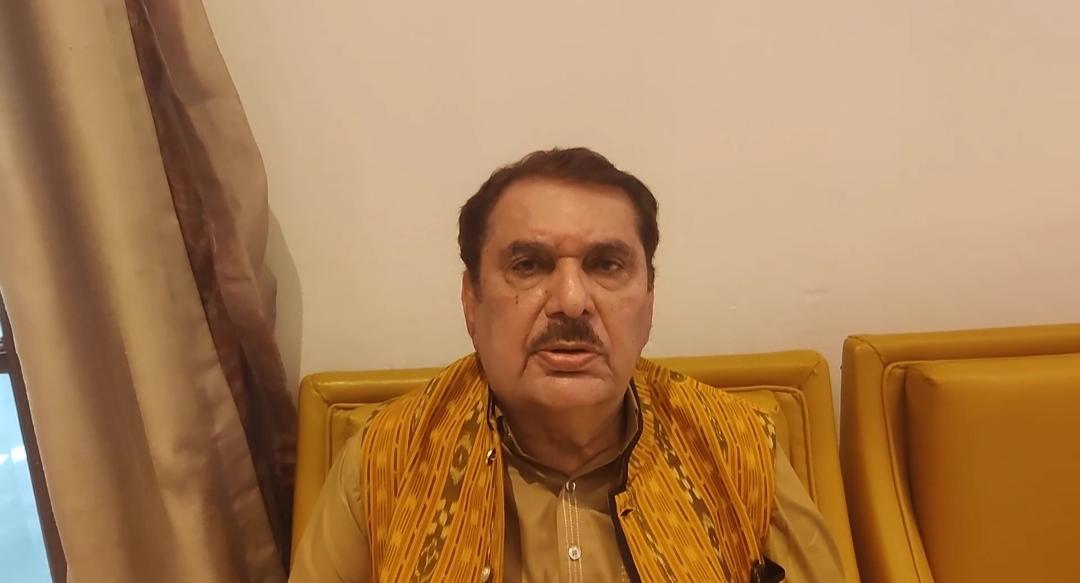 किसने