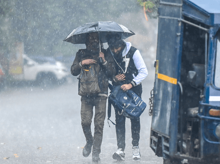 तेज हवा और बारिश से एनसीआर में बड़ी राहत, कई इलाकों में एक्यूआई सुधरा, न्यूनतम तापमान में गिरावट के आसार