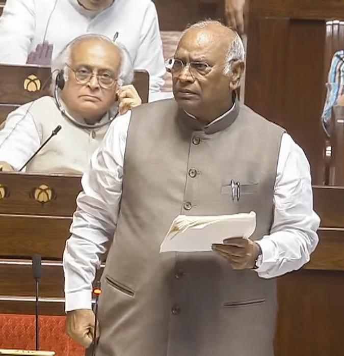संसद में विपक्ष का हंगामा जारी, खड़गे बोले-हमारी मांग नहीं बदली, सरकार को सदन में देना होगा जवाब