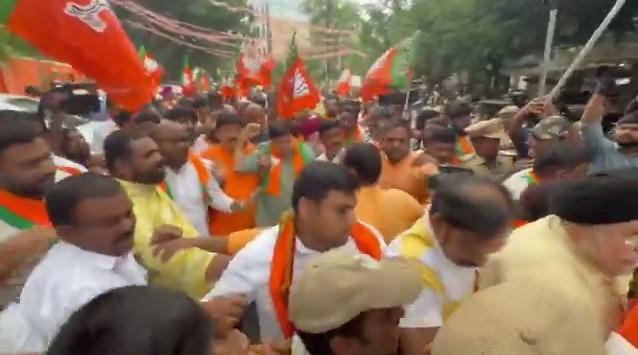 नीट पेपर लीक विवाद : हैदराबाद में प्रदर्शन के दौरान भाजपा और कांग्रेस कार्यकर्ताओं में झड़प